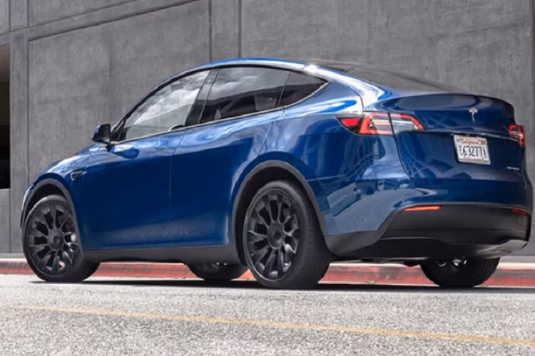 Hệ thống phanh tái sinh năng lượng trên Tesla Model Y dù giúp cải thiện tầm vận hành nhưng cũng khiến những lái mới cảm thấy khó khăn và mất nhiều thời gian để làm quen. Bên cạnh đó, những chủ xe mong muốn được “cá nhân hóa” cũng gặp nhiều khó khăn. Tesla sẽ dừng bảo hành nếu phát hiện xe bị thay đổi bất kỳ chi tiết nào. Việc độ ngoại thất cũng không dễ dàng bởi có thể ảnh hưởng đến khả năng khí động học.