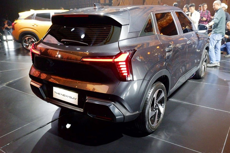 Cần phải nói thêm rằng đây không phải là giá bán ra thị trường của Mitsubishi XFC. Thay vào đó, đây chỉ là giá trước khi cộng lãi của nhà sản xuất. Dựa trên 2 con số này, giới báo chí Indonesia dự đoán xe sẽ có giá không khác biệt nhiều so với các đối thủ như Honda HR-V, Toyota Yaris Cross và Hyundai Creta. Trước đó, nhân viên tư vấn bán hàng tại đại lý từng hé lộ việc Mitsubishi XFC ở Indonesia sẽ có giá ước tính từ 380 - 430 triệu Rupiah (khoảng 600 - 679 triệu đồng).