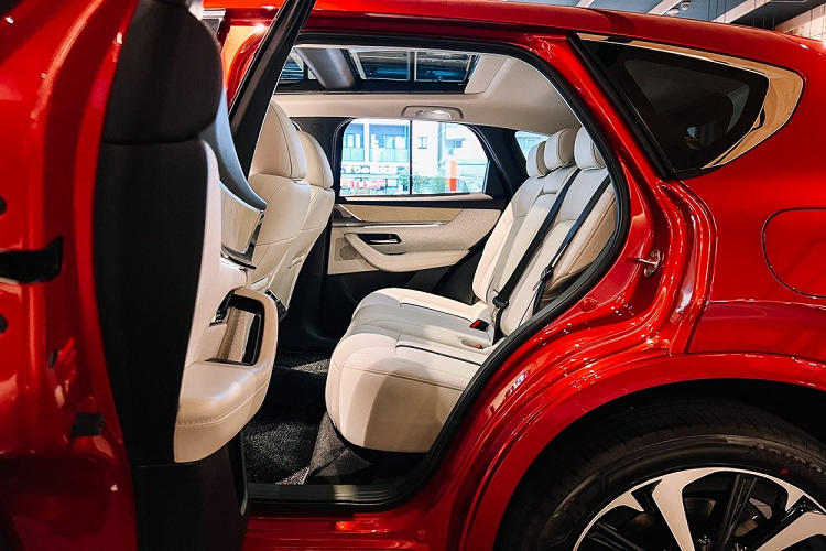 Hiện trang bị cụ thể của mẫu crossover này ở thị trường Indonesia vẫn chưa được hé lộ. Trong khi đó, ở thị trường nước ngoài, Mazda CX-60 sở hữu đèn pha LED, dải đèn LED định vị ban ngày, đèn hậu LED, các loại vành hợp kim với đường kính từ 18 - 20 inch và cửa cốp chỉnh điện rảnh tay.