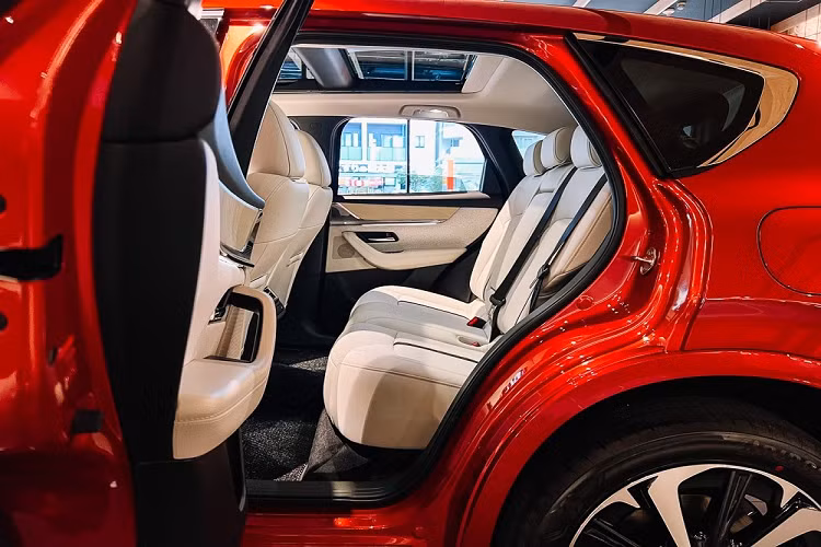 Hiện trang bị cụ thể của mẫu crossover này ở thị trường Indonesia vẫn chưa được hé lộ. Trong khi đó, ở thị trường nước ngoài, Mazda CX-60 sở hữu đèn pha LED, dải đèn LED định vị ban ngày, đèn hậu LED, các loại vành hợp kim với đường kính từ 18 - 20 inch và cửa cốp chỉnh điện rảnh tay.