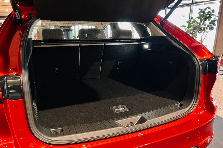 Thêm vào đó là khoang hành lý 570 lít hoặc 1.726 lít nếu ghế sau gập xuống và cổng sạc 12V. Cũng theo thông tin đăng ký tại Indonesia, mức giá xe Mazda CX-60 2023 dao động từ 432 - 436 triệu Rupiah (khoảng 682 - 689 triệu đồng).