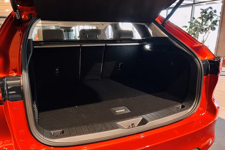 Thêm vào đó là khoang hành lý 570 lít hoặc 1.726 lít nếu ghế sau gập xuống và cổng sạc 12V. Cũng theo thông tin đăng ký tại Indonesia, mức giá xe Mazda CX-60 2023 dao động từ 432 - 436 triệu Rupiah (khoảng 682 - 689 triệu đồng).