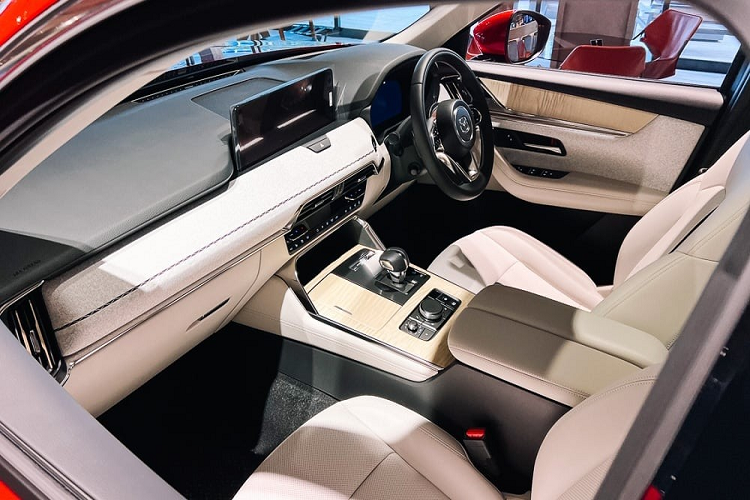 Bên trong mẫu xe này là không gian nội thất 2 hàng ghế với 5 chỗ ngồi, tương tự người anh em Mazda CX-5 dù có kích thước lớn hơn, bao gồm chiều dài 4.745 mm, chiều rộng 1.890 mm, chiều cao 1.680 mm và chiều dài cơ sở 2.870 mm.