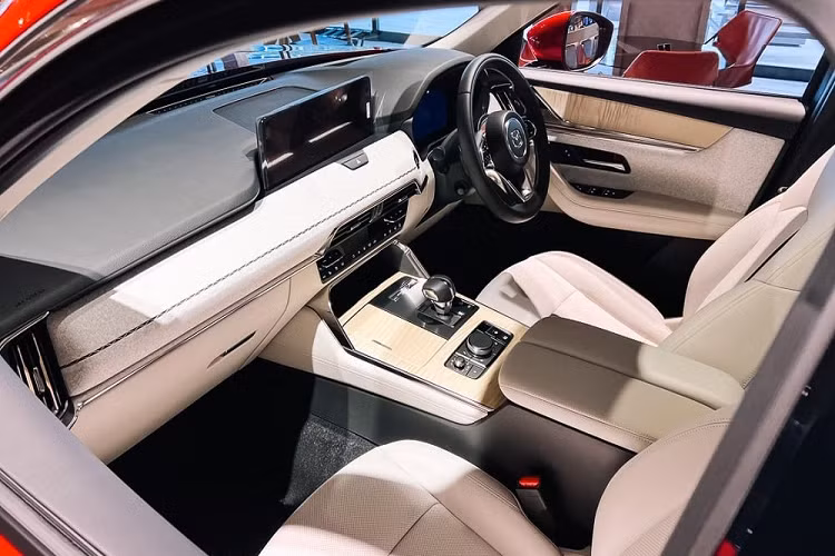 Bên trong mẫu xe này là không gian nội thất 2 hàng ghế với 5 chỗ ngồi, tương tự người anh em Mazda CX-5 dù có kích thước lớn hơn, bao gồm chiều dài 4.745 mm, chiều rộng 1.890 mm, chiều cao 1.680 mm và chiều dài cơ sở 2.870 mm.