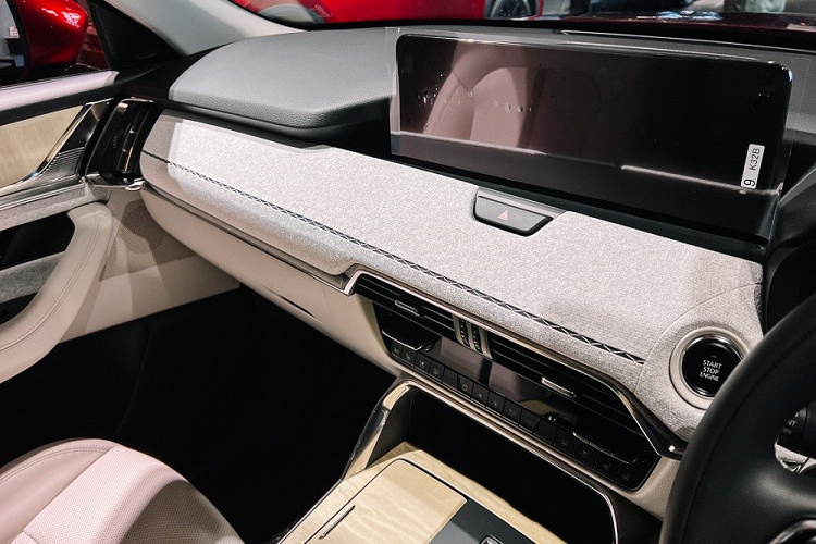 Các trang bị nội thất đáng chú ý của xe gồm có bảng đồng hồ kỹ thuật số, màn hình thông tin giải trí 12,3 inch, hỗ trợ Android Auto/Apple CarPlay, màn hình hiển thị thông tin kính lái HUD, điều hòa tự động 2 vùng với cửa gió dành cho hàng ghế sau, tính năng sưởi ở mọi vị trí, cửa sổ trời toàn cảnh Panorama và hệ thống âm thanh Bose 12 loa tùy chọn.