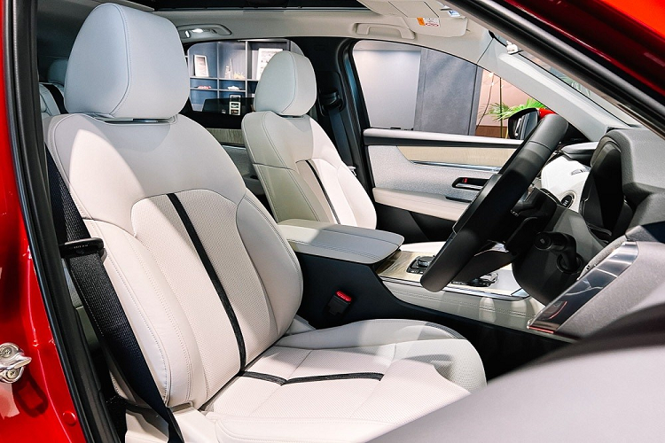 Dù dùng động cơ nào, Mazda CX-60 cũng đi kèm hộp số tự động 8 cấp tiêu chuẩn. Trong đó, bản 4x2 AT được trang bị hệ dẫn động cầu sau RWD. 2 bản còn lại đều dùng hệ dẫn động 4 bánh toàn thời gian AWD.