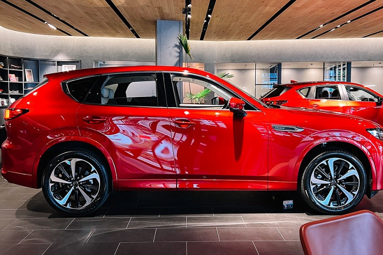 Theo dự đoán, động cơ đầu tiên là máy xăng SkyActiv-G 4 xi-lanh, hút khí tự nhiên, dung tích 2.5L với công suất tối đa 185 mã lực tại tua máy 6.000 vòng/phút và mô-men xoắn cực đại 250 Nm tại tua máy 3.000 vòng/phút. Đây cũng là động cơ hiện đang được dùng cho Mazda CX-5.