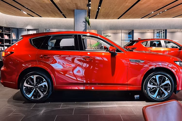 Theo dự đoán, động cơ đầu tiên là máy xăng SkyActiv-G 4 xi-lanh, hút khí tự nhiên, dung tích 2.5L với công suất tối đa 185 mã lực tại tua máy 6.000 vòng/phút và mô-men xoắn cực đại 250 Nm tại tua máy 3.000 vòng/phút. Đây cũng là động cơ hiện đang được dùng cho Mazda CX-5.