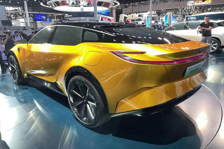 Nhờ vào kiểu đèn pha và đèn hậu hình chữ C kéo dài hết phần đầu và đuôi xe, thiết kế của Toyota bZ Sport Crossover Concept trông bắt mắt và cá tính hơn.