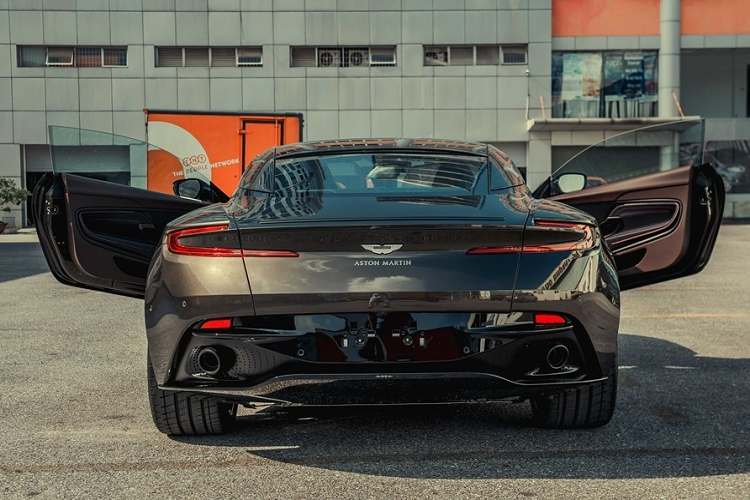 Điểm khác là Ferrari Purosangue sử dụng đèn LED chiếu sáng ban ngày là 1 thanh ngắn, nối ngay giữa tâm của đèn pha có hình chữ C đến hốc gió nhỏ. Còn Toyota bZ Sport Crossover Concept có đèn pha kéo dài sang hết đầu xe.