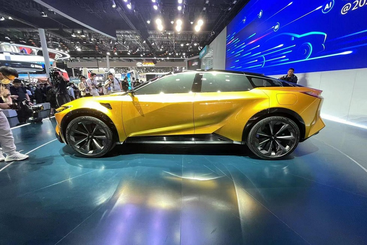 Vòng ra đuôi xe, nơi mà Toyota bZ Sport Crossover Concept lại gây tranh cãi vì đèn hậu quá giống Aston Martin DB11, tất nhiên, liên doanh Nhật Bản và Trung Quốc có thể phủ nhận vì đèn hậu của mình có phần chân dưới đèn được nối liền với nhau