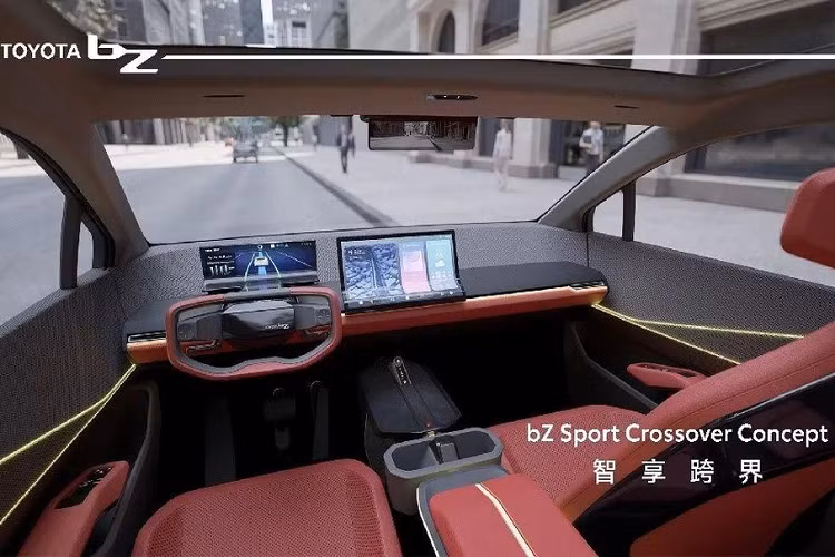 Về nội thất, mẫu xe ý tưởng Toyota bZ Sport Crossover Concept tại Trung Quốc sử dụng "không gian thứ tư" làm khái niệm phát triển buồng lái, cung cấp nhiều tình huống sử dụng xe khác nhau và sẽ được trang bị công nghệ lái tự động liên tục phát triển.