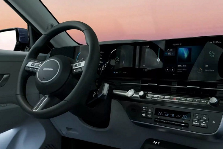 Bên trong Hyundai Kona Electric 2024 là không gian nội thất tương tự bản thường. Xe cũng được trang bị màn hình cong, kết hợp bảng đồng hồ kỹ thuật số và màn hình cảm ứng trung tâm đều có kích thước 12,3 inch. Đằng sau vô lăng là cần số điện tử mới.