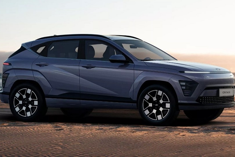 Đáng tiếc là hãng Hyundai chưa công bố thông số vận hành của mẫu ô tô điện cỡ B này. Tuy nhiên, Hyundai Kona Electric 2024 vốn dùng chung cơ sở gầm bệ với Kia Niro EV thế hệ mới nên dự kiến sẽ được trang bị mô-tơ điện mạnh 201 mã lực và cụm pin 64,8 kWh.