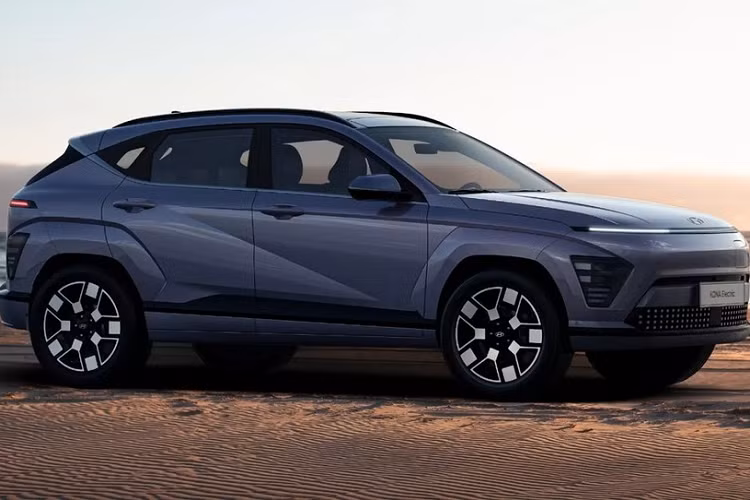 Đáng tiếc là hãng Hyundai chưa công bố thông số vận hành của mẫu ô tô điện cỡ B này. Tuy nhiên, Hyundai Kona Electric 2024 vốn dùng chung cơ sở gầm bệ với Kia Niro EV thế hệ mới nên dự kiến sẽ được trang bị mô-tơ điện mạnh 201 mã lực và cụm pin 64,8 kWh.