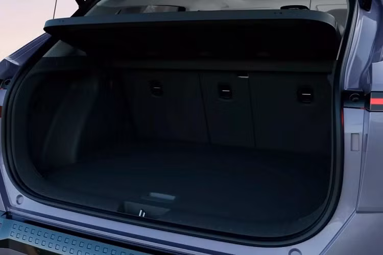 Bên cạnh đó, hãng Hyundai còn xác nhận việc mẫu ôtô điện này có những trang bị an toàn chủ động ADAS như hệ thống kiểm soát hành trình thông minh dựa trên định vị và hỗ trợ lái trên cao tốc.