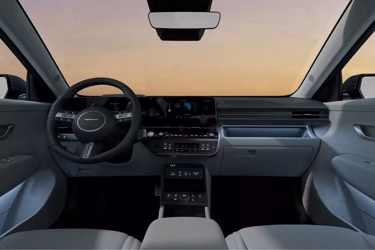 Dải đèn vắt ngang đuôi xe cũng có thiết kế tương tự. Thay đổi tiếp theo của Hyundai Kona Electric 2024 so với các phiên bản khác là vành la-zăng. Mẫu xe này dùng vành có thiết kế 5 chấu phối 2 màu riêng.