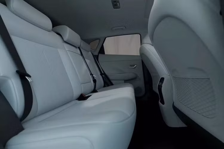 Ngoài ra, Hyundai Kona Electric 2024 còn có hệ thống điều hòa tự động 2 vùng, sưởi ghế, cổng USB Type C trước/sau, sạc không dây và hệ thống đèn viền. Hãng Hyundai cho biết nội thất của Kona Electric 2024 sẽ rộng hơn thế hệ cũ. Thể tích khoang hành lý của xe đạt 723 lít khi hàng ghế sau gập xuống.