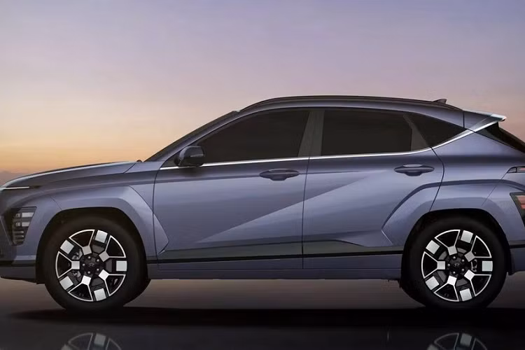 Ngay cả thiết kế cản trước và cản sau của Hyundai Kona Electric 2024 cũng khác những phiên bản còn lại. Trên cản trước và cản sau của xe có những chi tiết mạ crôm hình vuông xếp thẳng hàng với nhau. Nằm vắt ngang đầu xe là dải đèn LED định vị ban ngày với thiết kế điểm ảnh, tạo cảm giác hiện đại hơn các phiên bản còn lại.