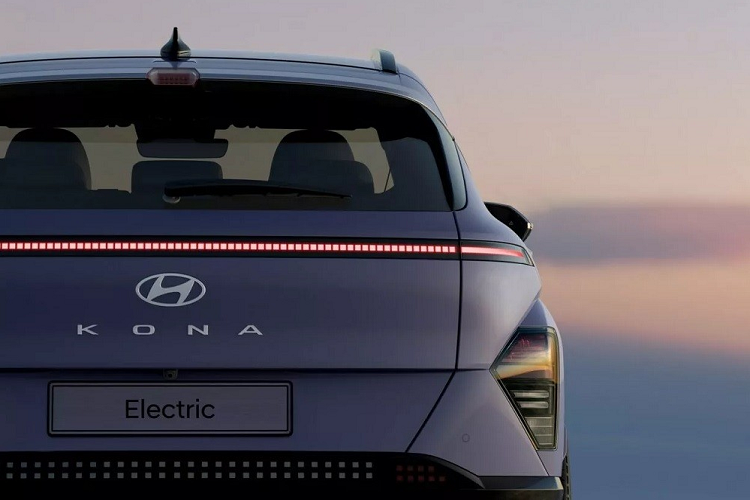 So với phiên bản máy xăng, hybrid và N-Line, mẫu xe SUV Hyundai Kona Electric 2024 có thiết kế ngoại thất khác biệt. Vì là ô tô điện nên Hyundai Kona Electric 2024 không có lưới tản nhiệt trên đầu xe. Thay vào đó, trên đầu xe có thêm cổng sạc điện.