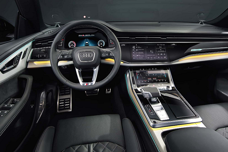 Lưới tản nhiệt Singleframe hình bát giác cũng được thiết kế lại với họa tiết mới gồm các khe dọc trên Q8 tiêu chuẩn. Đối với S line và SQ8 thì các khe này có tạo hình chữ L. Lưới tản nhiệt được bao bọc bởi các khe hút gió mới.