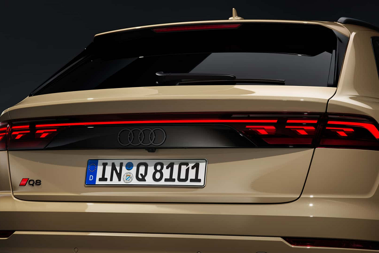 Về khung gầm, hệ thống treo lò xo thép tiêu chuẩn có thể được tùy chọn thay thế bằng hệ thống treo khí nén thích ứng điều khiển điện tử hoặc biến thể thể thao hơn.