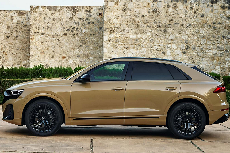 Mẫu SUV coupe này nổi bật với đèn pha HD Matrix LED tùy chọn mới, có tia laser tăng phạm vi chùm sáng cao trên 70 km/h (43,5 mph) và đèn chạy ban ngày DRL kỹ thuật số tạo ra tất cả các loại tín hiệu ánh sáng khác nhau. Đèn hậu với thanh LED toàn chiều rộng cũng đã nhận được nâng cấp đồ họa với công nghệ OLED.