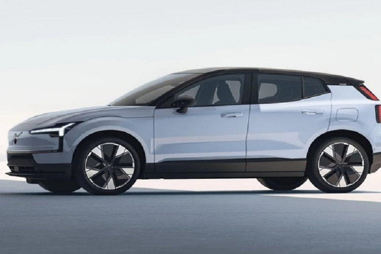 Cung cấp sức mạnh cho mẫu xe SUV điện Volvo EX30 là 3 tùy chọn động cơ. Thứ nhất, là tùy chọn động cơ đơn có công suất 268 mã lực, được trang bị pin lithium iron phosphate (LFP) tiết kiệm chi phí hơn và ít tốn tài nguyên hơn để sản xuất. Hãng chưa công bố dung lượng pin LFP, nhưng theo một số nguồn tin cho biết pin sẽ có dung lượng khoảng 51 kWh.