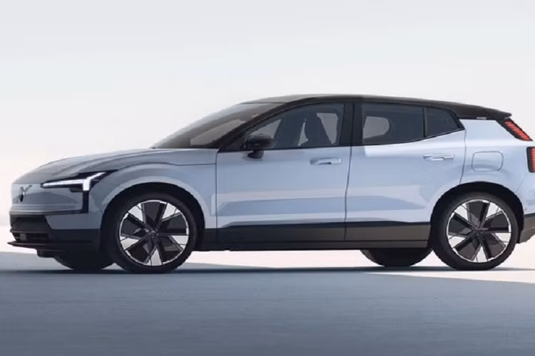 Cung cấp sức mạnh cho mẫu xe SUV điện Volvo EX30 là 3 tùy chọn động cơ. Thứ nhất, là tùy chọn động cơ đơn có công suất 268 mã lực, được trang bị pin lithium iron phosphate (LFP) tiết kiệm chi phí hơn và ít tốn tài nguyên hơn để sản xuất. Hãng chưa công bố dung lượng pin LFP, nhưng theo một số nguồn tin cho biết pin sẽ có dung lượng khoảng 51 kWh.