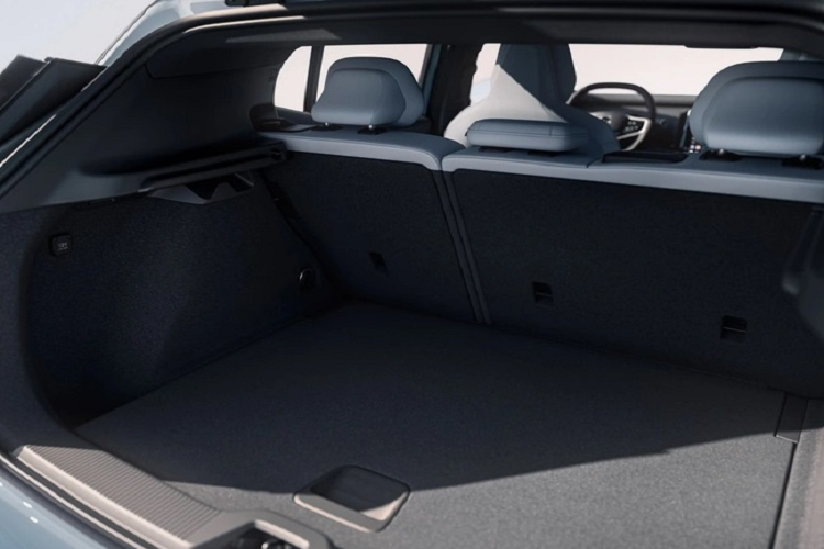 Xe được trang bị màn hình cảm ứng 12,3 inch cung cấp quyền truy cập vào tất cả các chức năng của xe, đồng thời hiển thị thông tin lái xe chính như tốc độ, số đã chọn và mức sạc ở trên cùng. Hệ thống thông tin giải trí sử dụng phần cứng từ nền tảng buồng lái Snapdragon (có hỗ trợ 5G), với phần mềm dựa trên Hệ điều hành Android (AAOS).