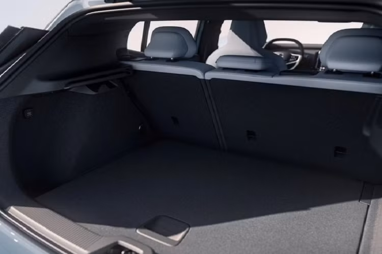 Xe được trang bị màn hình cảm ứng 12,3 inch cung cấp quyền truy cập vào tất cả các chức năng của xe, đồng thời hiển thị thông tin lái xe chính như tốc độ, số đã chọn và mức sạc ở trên cùng. Hệ thống thông tin giải trí sử dụng phần cứng từ nền tảng buồng lái Snapdragon (có hỗ trợ 5G), với phần mềm dựa trên Hệ điều hành Android (AAOS).