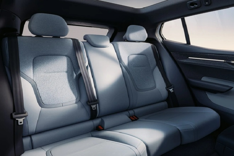 Volvo EX30 có đến 5 tùy chọn màu ngoại thất khác nhau, trong đó có các tông màu pastel trẻ trung như xanh nhạt Cloud Blue và vàng rêu Moss Yellow. Bên trong khoang cabin của EX30 có thiết kế khá tối giản nhưng vẫn đầy đủ tiện nghi.