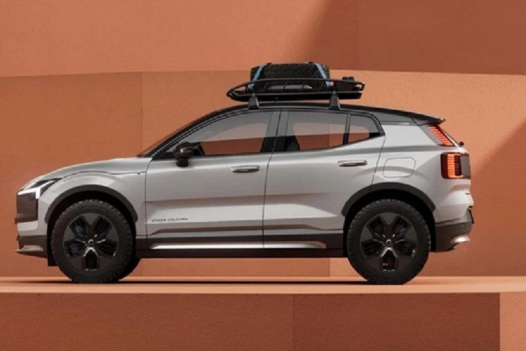 Ở gói tùy chọn này, xe sẽ được bổ sung thêm camera 360 độ hiển thị hình ảnh 3D, tính năng hỗ trợ đỗ xe tự động, bộ vành 20 inch, kính tối màu, nóc panorama, ghế điều khiển điện và bộ sạc 22kW. Hiện các đại lý đã bắt đầu nhận cọc mẫu xe này từ ngày 6/6.