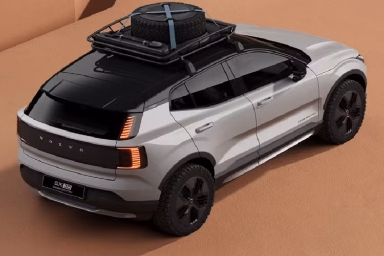 Về trang bị an toàn, EX30 được tích hợp nhiều tính năng hỗ trợ lái an toàn, tiên tiến như: hệ thống hỗ trợ hoa tiêu đỗ xe thế hệ mới có thể xử lý tất cả các loại chỗ đỗ xe, bao gồm đỗ xe song song, cong, vuông góc và chéo xương cá. Ngoài ra, EX30 còn có tính năng cảnh báo giao thông khi mở cửa. Nếu khách mua EX30 bản Extended Range và Performance sẽ có thêm gói tùy chọn Ultra giá 3.500 bảng (102 triệu đồng).