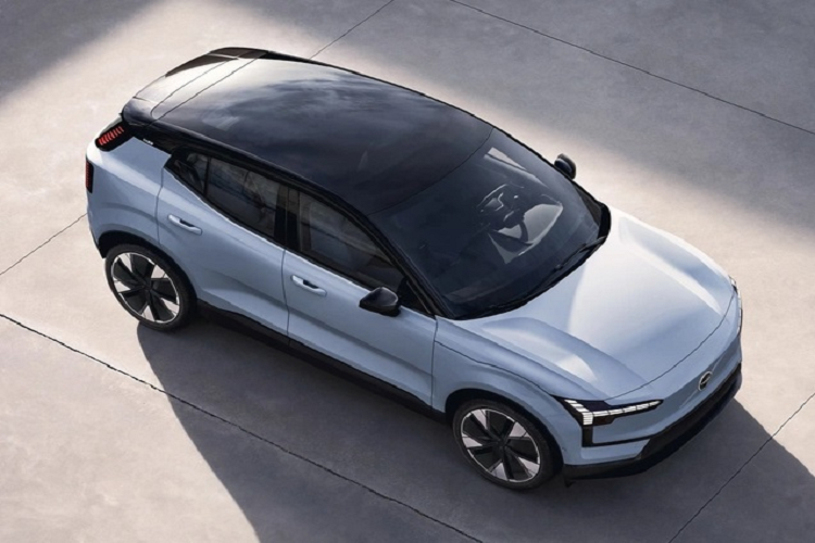 Lái xe cũng có thể tùy chỉnh nội thất của EX30 thông qua hệ thống chiếu sáng, với lựa chọn 5 chủ đề ánh sáng xung quanh khác nhau có sẵn. Chúng có thể được đồng bộ với các chủ đề âm thanh để đem tới trải nghiệm thư giãn hơn nữa. Trên phiên bản cao cấp, xe còn được trang bị cửa sổ trời toàn cảnh tạo cảm giác thoáng đãng, rộng rãi hơn cho xe.