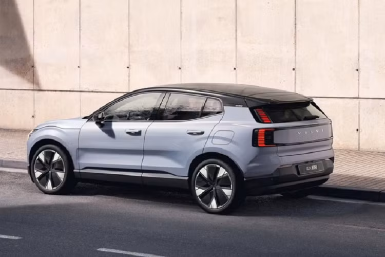 Người dùng iPhone cũng được hưởng lợi vì EX30 là chiếc Volvo đầu tiên được trang bị Apple CarPlay không dây. Ngoài ra, EX30 cũng sở hữu một hệ thống âm thanh cao cấp Harman Kardon với một loa soundbar mới nằm ở phần trên cùng của bảng táp-lô, ngay dưới kính chắn gió. 