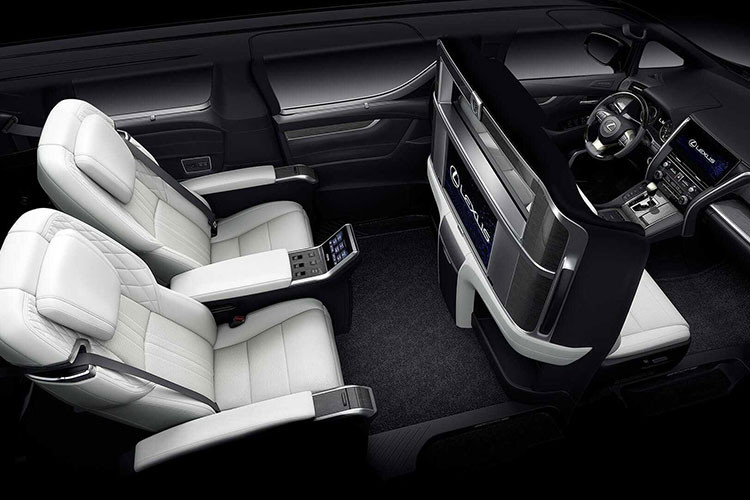 Lexus cung cấp cho khách hàng 3 tùy chọn cấu hình ghế ngồi là 4,6 và 7 chỗ. Trong đó, mẫu 4 chỗ là loại sang trọng nhất với các trang bị đáng chú ý như: vách ngăn giữa hàng ghế trước và hàng ghế sau, màn hình rộng 48 inch, tủ lạnh, ngăn chứa đồ đặc biệt…