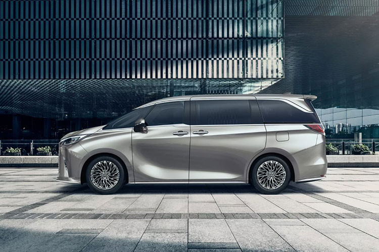 MPV hạng sang Lexus LM 2023 đã được trang bị một hệ thống treo AVS với van pít-tông tiên tiến. Hệ thống này kết hợp với bộ truyền động Hệ thống treo biến thiên thích ứng với van pít-tông nhạy cảm với tần số trong bộ giảm xóc giúp mang lại trải nghiệm lái mượt mà và êm hơn.