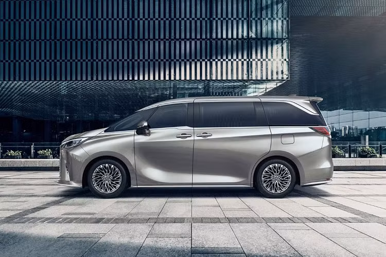 MPV hạng sang Lexus LM 2023 đã được trang bị một hệ thống treo AVS với van pít-tông tiên tiến. Hệ thống này kết hợp với bộ truyền động Hệ thống treo biến thiên thích ứng với van pít-tông nhạy cảm với tần số trong bộ giảm xóc giúp mang lại trải nghiệm lái mượt mà và êm hơn.