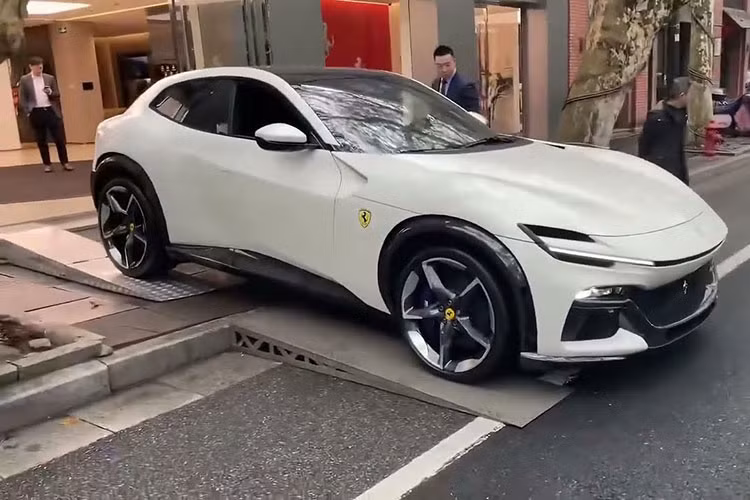 Sức mạnh của xe được kết hợp với hộp số ly hợp kép 8 cấp và hệ dẫn động bốn bánh, nhờ đó, siêu xe gầm cao Ferrari Purosangue chỉ mất thời gian 3,3 giây để tăng tốc từ vị trí xuất phát lên 100 km/h trước khi đạt tốc độ tối đa hơn 310 km/h.