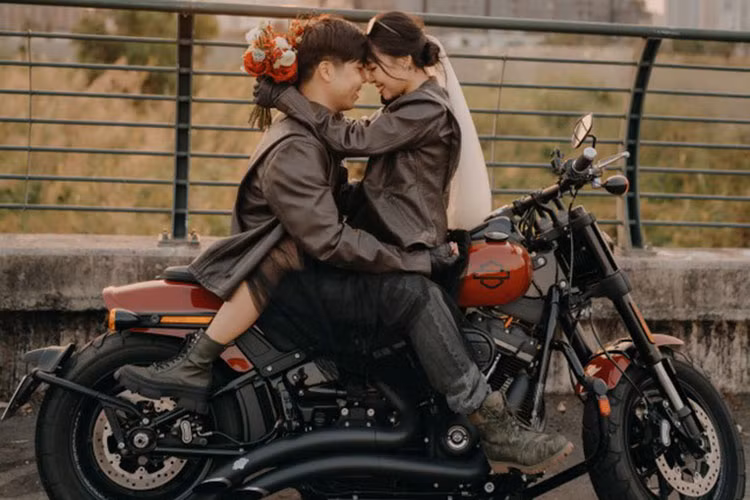 Song, Bảo Trân đã thuyết phục được chồng và người thân bằng lời hứa sẽ bảo đảm an toàn. Trước ngày cưới, Trân tập duyệt chạy xe trên lễ đường 3 lần. Bên cạnh đó, nhà hàng cũng hỗ trợ làm thêm một đường chạy riêng chắc chắn ở sảnh, bàn ghế được xếp cách xa để đảm bảo an toàn tuyệt đối.