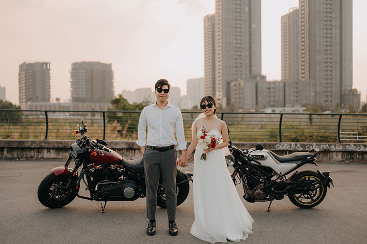 Cô dâu cũng lựa chọn mặc váy cưới đơn giản, không quá to và không mang giày cao gót. Quan khách tham gia lễ cưới không biết trước màn xuất hiện đặc biệt của cô dâu.