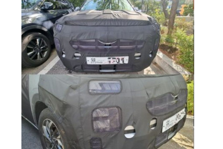 Ngoài ra, Hyundai Creta facelift cũng sẽ nhận được những điều chỉnh nhỏ đối với các chi tiết mạ chrome, tấm ốp, cụm đèn hậu LED,... Khả năng cao mâm xe hợp kim cũng sẽ có thiết kế mới. Về truyền động, động cơ xăng tăng áp 1.4L của Creta hiện tại đã ngừng sản xuất và nó cũng sẽ không xuất hiện trên phiên bản facelift.