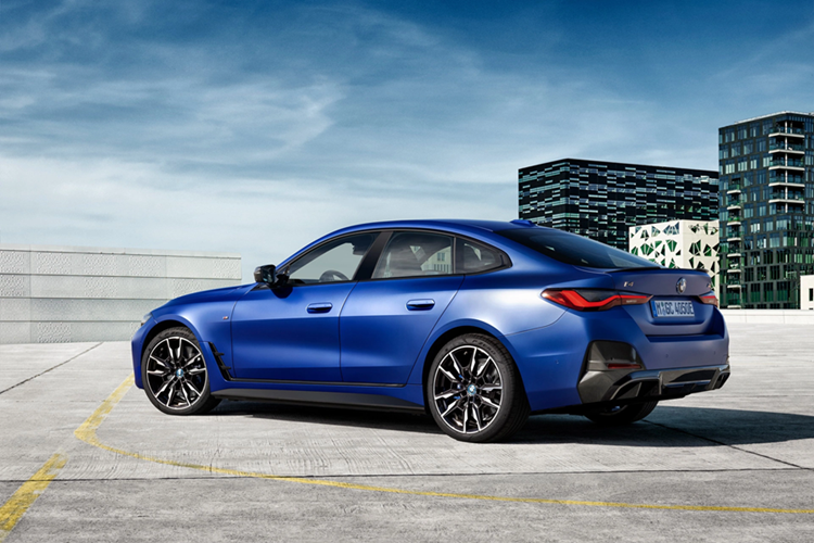 BMW i4 M50 được trang bị 2 mô tơ điện song song trên 2 trục cho tổng công suất 536 mã lực, mô-men xoắn 795 Nm điều khiển bởi hộp số đơn cấp.