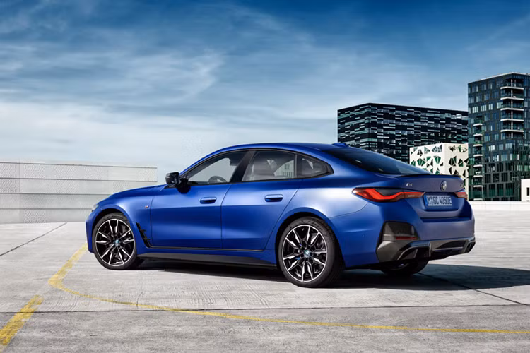 BMW i4 M50 được trang bị 2 mô tơ điện song song trên 2 trục cho tổng công suất 536 mã lực, mô-men xoắn 795 Nm điều khiển bởi hộp số đơn cấp.