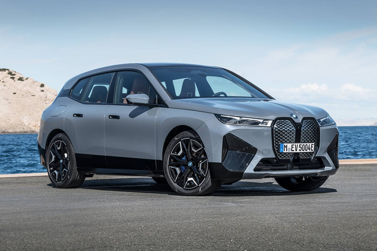 iX gồm 3 phiên bản chính, bao gồm xDrive40, xDrive50 và M60. Trong đó, phiên bản xDrive50 sở hữu bộ pin 111.5 kWh và hai động cơ điện cho tổng công suất 523 mã lực. Theo hãng công bố, xe có thể di chuyển tối đa khoảng 518 km trong một chu kỳ sạc. Nhưng thực tế quãng đường đi được của xe lên đến 595 km, cao hơn 83 km.