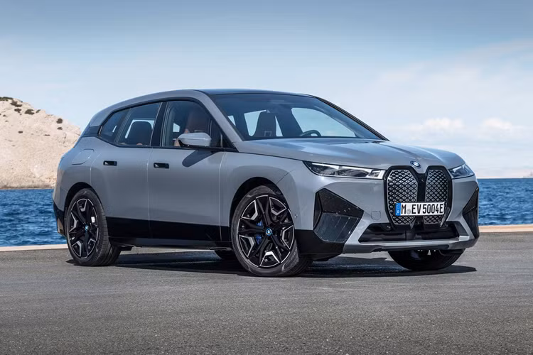 iX gồm 3 phiên bản chính, bao gồm xDrive40, xDrive50 và M60. Trong đó, phiên bản xDrive50 sở hữu bộ pin 111.5 kWh và hai động cơ điện cho tổng công suất 523 mã lực. Theo hãng công bố, xe có thể di chuyển tối đa khoảng 518 km trong một chu kỳ sạc. Nhưng thực tế quãng đường đi được của xe lên đến 595 km, cao hơn 83 km.