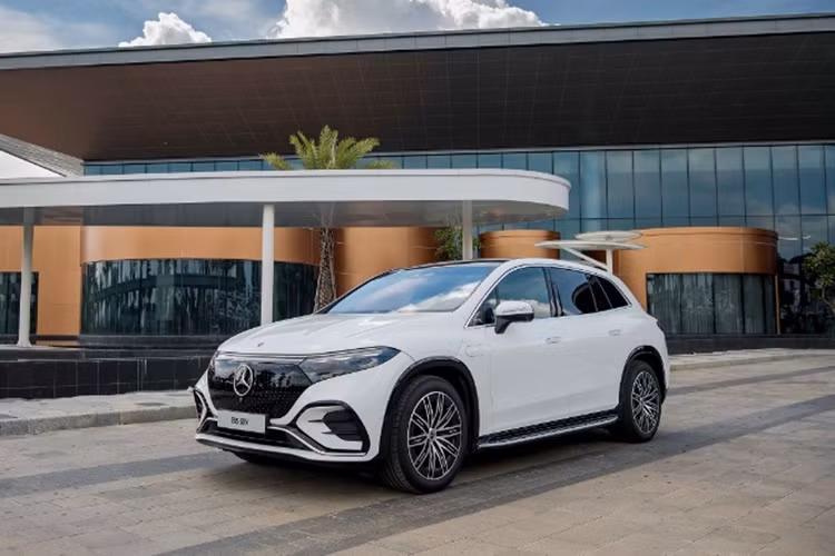  Mercedes-Benz EQS 450 4Matic SUV Cung cấp sức mạnh cho mẫu SUV Mercedes EQS là động cơ điện cho công suất cực đại lên đến 536 mã lực. Động cơ đi cùng hệ dẫn động 2 cầu (4Matic) cho sự ổn định khi di chuyển tốc độ cao hoặc khi vào cua.