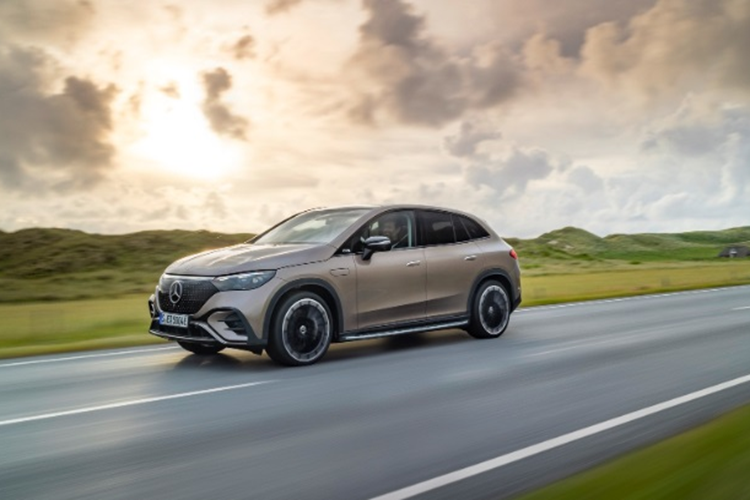  Mercedes-Benz EQE 350 4Matic SUV Mercedes EQE SUV là mẫu ôtô điện tiên tiến của Mercedes, sở hữu hàng loạt trang bị hiện đại và hệ thống lái tự động đỉnh cao. Mẫu Mercedes-Benz EQE 350 4Matic SUV được trang bị hai động cơ điện ở phía trước và sau cho tổng công suất tối đa 288 mã lực và mô-men xoắn cực đại 765 Nm.