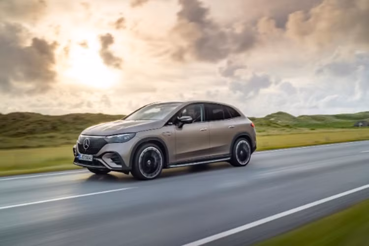  Mercedes-Benz EQE 350 4Matic SUV Mercedes EQE SUV là mẫu ôtô điện tiên tiến của Mercedes, sở hữu hàng loạt trang bị hiện đại và hệ thống lái tự động đỉnh cao. Mẫu Mercedes-Benz EQE 350 4Matic SUV được trang bị hai động cơ điện ở phía trước và sau cho tổng công suất tối đa 288 mã lực và mô-men xoắn cực đại 765 Nm.